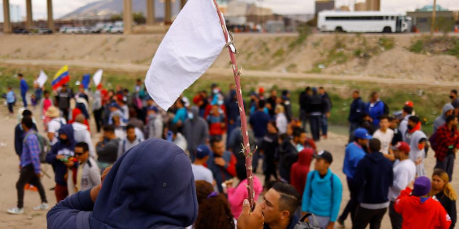 Migrantes venezolanos protestaron ayer en la frontera con EU.