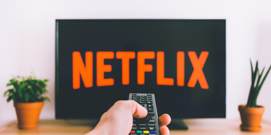 Netflix pone fin a las cuentas compartidas; cobrará extra a partir de 2023.
