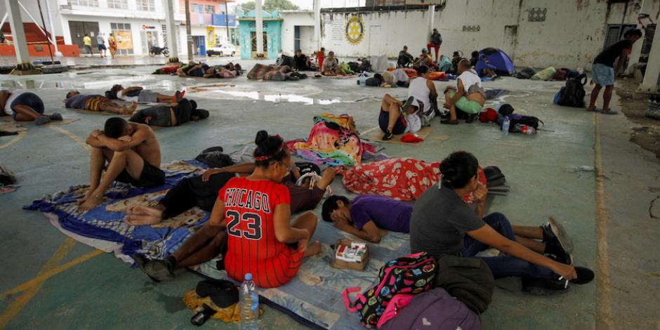 Migrantes venezolanos descansan en una cancha de San Pedro Tapanatepec, Oaxaca, el pasado martes.