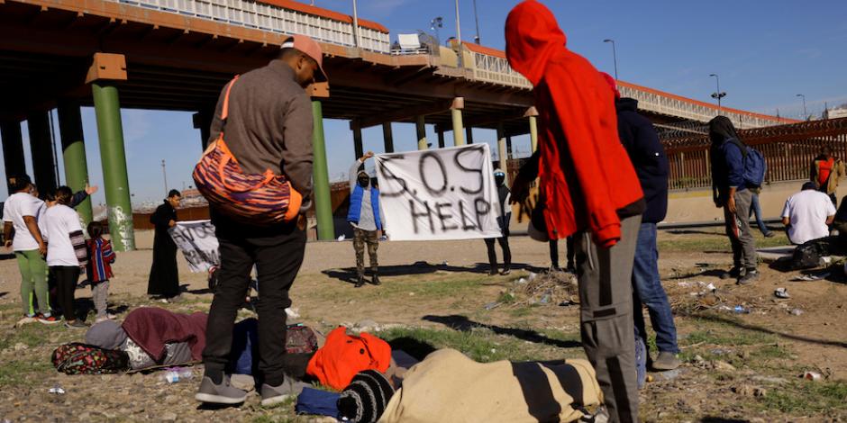 Migrantes protestan por las nuevas políticas migratorias, en Ciudad Juárez, ayer.
