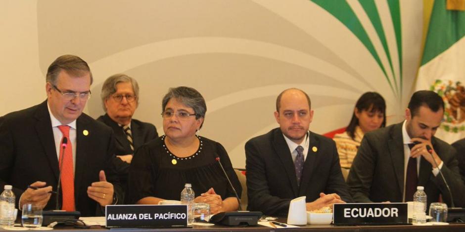 El canciller Ebrard (izq.) y la secretaria Raquel Buenrostro, ayer, en la Reunión Ministerial de la Alianza del Pacífico