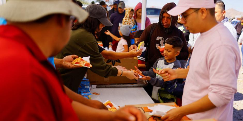 Migrantes venezolanos reciben alimentos de una iglesia cristiana, ayer, en Ciudad Juárez.
