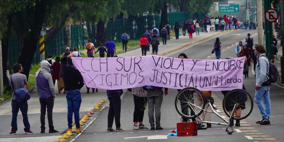 UNAM investigará agresión sexual a alumna de CCH Sur; estudiantes protestan en apoyo a la joven.