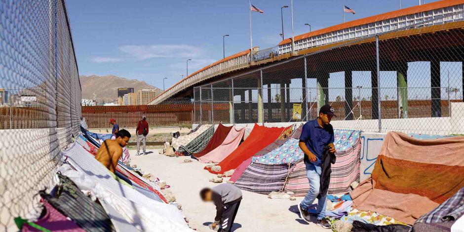 Algunos migrantes venezolanos improvisaron tiendas de campaña cerca del puente fronterizo internacional Paso del Norte, en Ciudad Juárez, ayer.