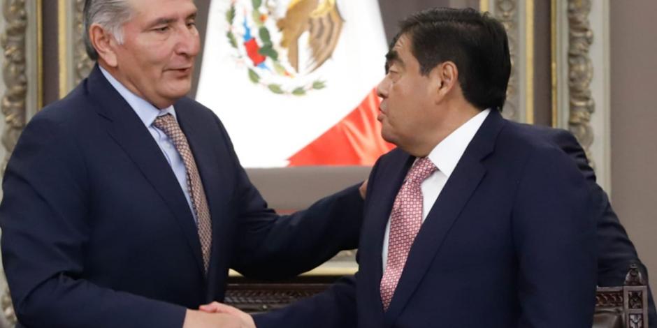 El titular de Segob (izq.) reconoció el trabajo del gobernador de Puebla, Miguel Barbosa, en materia de seguridad, ayer.