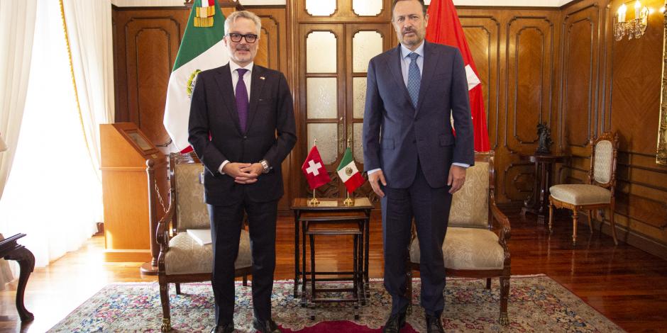 Mauricio Kuri (der.) recibe al embajador de Suiza en México, Pietro Piffaretti, ayer.