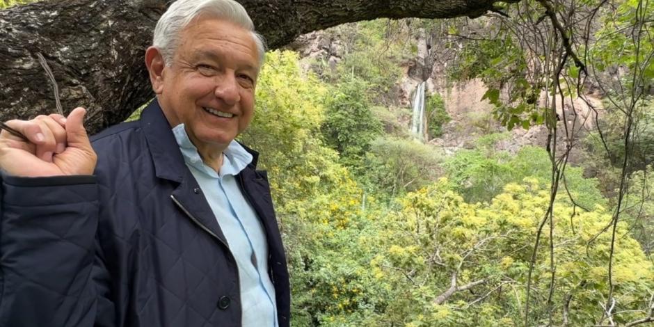 El Presidente Andrés Manuel López Obrador en su visita a la montaña de Guerrero para supervisar un camino rural