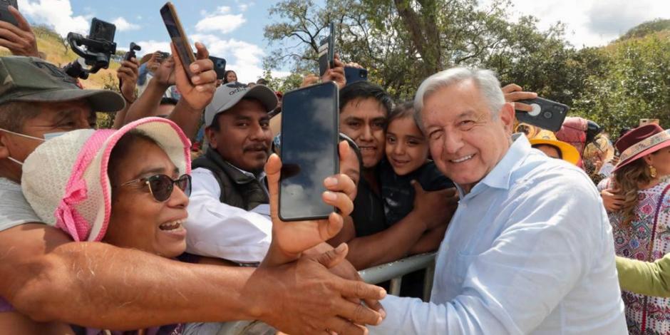 El Presidente Andrés Manuel López Obrador se toma fotografías con pobladores del municipio de Olinalá, Guerrero.