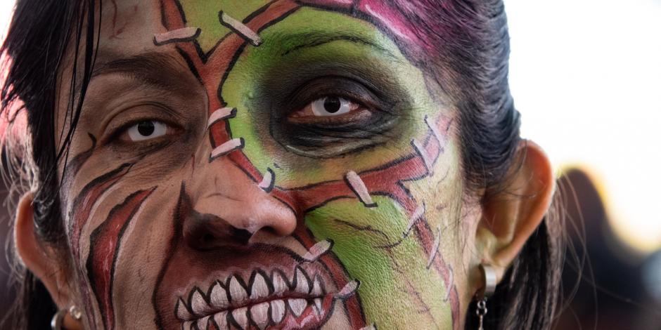 "Muertos vivientes" desfilan en calles de la Ciudad de México, en el marco de la Marcha Zombie 2022