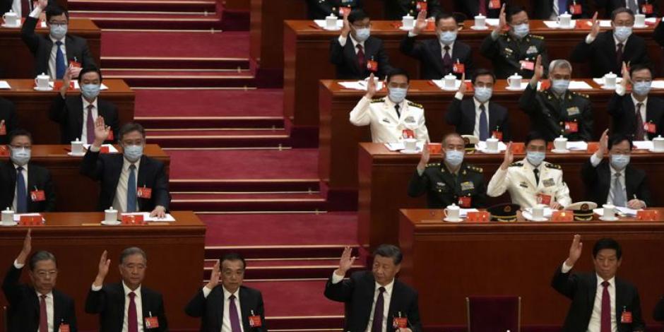 El presidente de China, Xi Jinping (fila inferior, centro), y otros delegados, durante la ceremonia de clausura del XX Congreso Nacional del Partido Comunista de China, en el Gran Salón del Pueblo, en Beijing