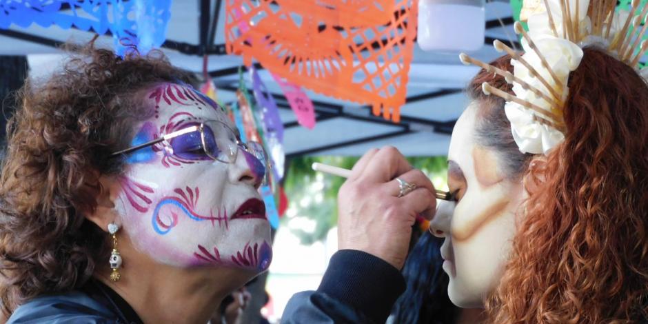Mega Procesión de Catrinas en CDMX: se alistan catrinas con maquillaje y disfraces