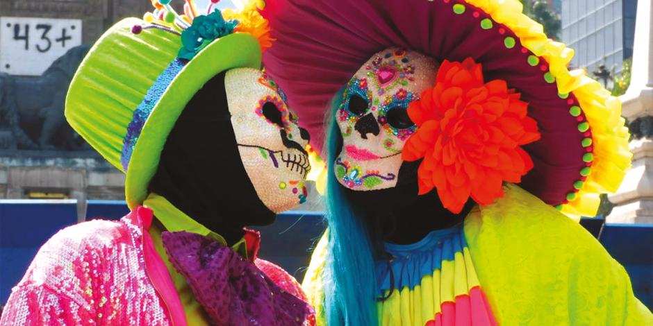 Dos catrinas, durante la ya tradicional procesión que tuvo lugar ayer, en la Ciudad de México.