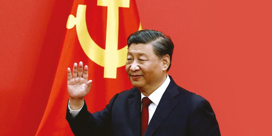 El mandatario chino, Xi Jinping, saluda a integrantes del Partido Comunista en el cierre del XX Congreso de esa fuerza política.