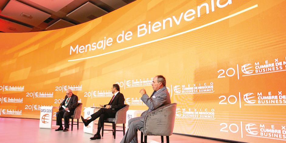 Mauricio Kuri (centro), Gobernador de Querétaro y panelistas en la inauguración de la 20º Cumbre de Negocios.