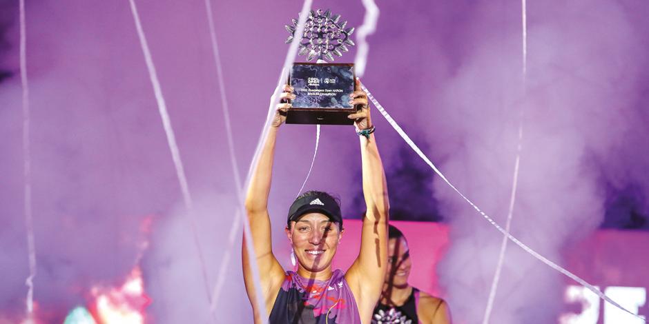 Jessica Pegula levanta el trofeo que la acredita como monarca  de la primera edición del WTA 1000 Guadalajara Open AKRON, en octubre del 2022.