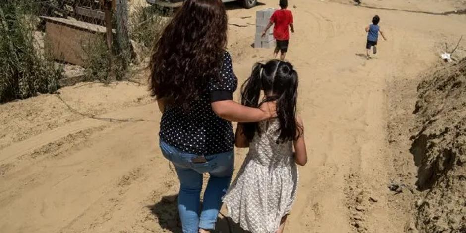Menor de edad migrante acompañada de un adulto en frontera mexicanal..