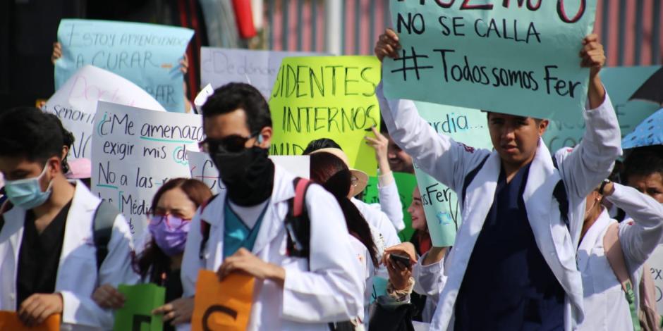 Médicos internos de pregrado se han manifestado en la Ciudad para exigir mejores condiciones de trabajo.