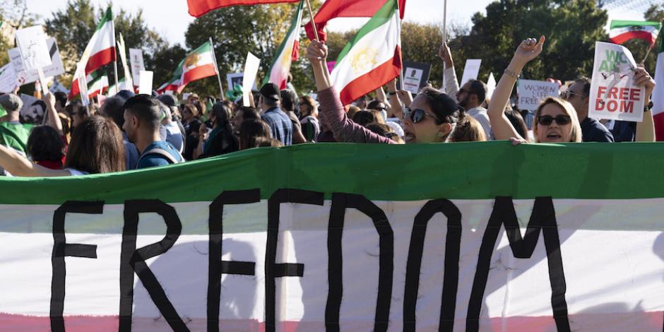 Ciudadanos en EU protestan contra la represión en Irán en meses pasados.