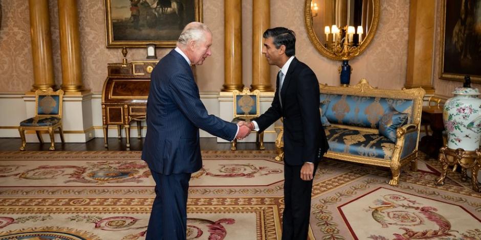 El rey Carlos III (izq.) recibe al premier británico, Rishi Sunak, en el Palacio de Buckingham, ayer.