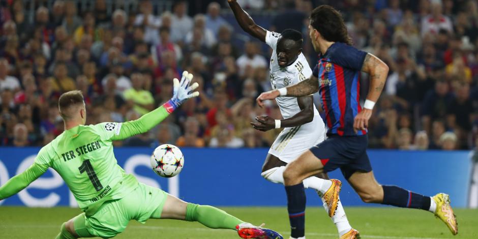 Sadio Mané al momento de anotar el 1-0 del Bayern Múnich sobre el Barcelona.