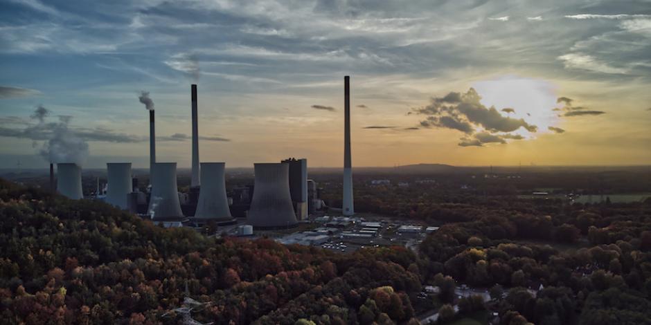 Una central eléctrica en plena emisión de contaminantes, durante operaciones en Alemania.