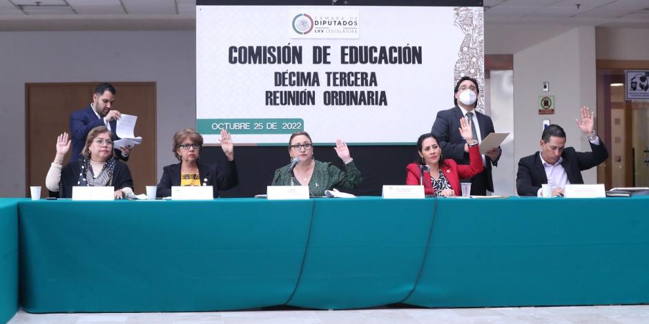 Integrantes de la Comisión de Educación, durante el aval de la opinión relativa al PEF 2023, el martes.