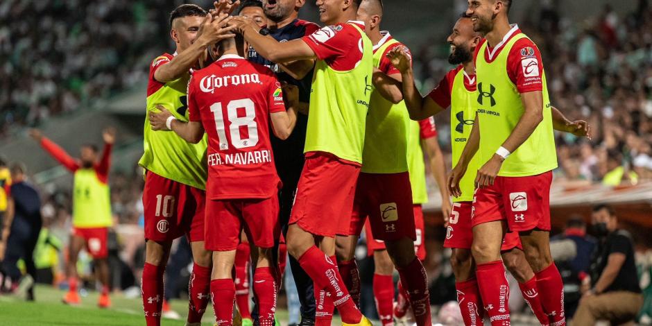 Futbolistas de los Diablos Rojos celebran un tanto ante el Santos.