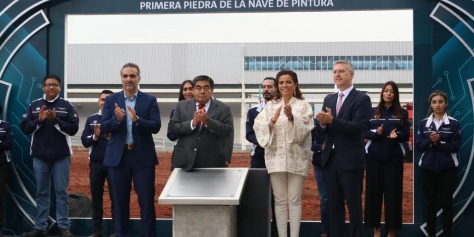 Miguel Barbosa (centro), Gobernador de Puebla, participó en la colocación de la primera piedra de la planta de pintura de Volkswagen en Puebla.