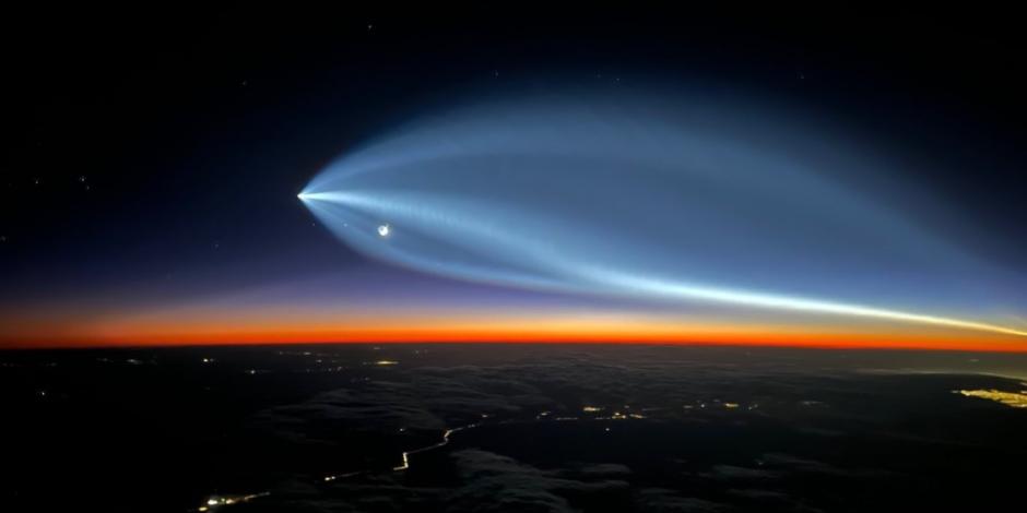 Extrañas luces en el cielo no son de un OVNI, sino del lanzamiento de la misión Falcon 9 de SpaceX.