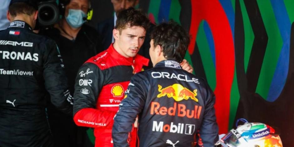 Charles Leclerc y Checo Pérez hablan tras un Gran Premio de Fórmula 1.