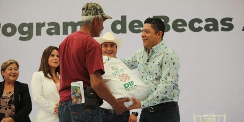 Ricardo Gallardo entrega más de 2 mil becas alimentarias; "Santa María del Río reverdecerá", dice.