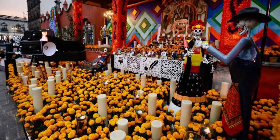 Inauguran monumental ofrenda en Coyoacán dedicada a artistas.