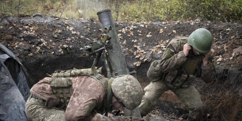 Soldados ucranianos disparan un mortero en el frente de Donetsk, ayer.
