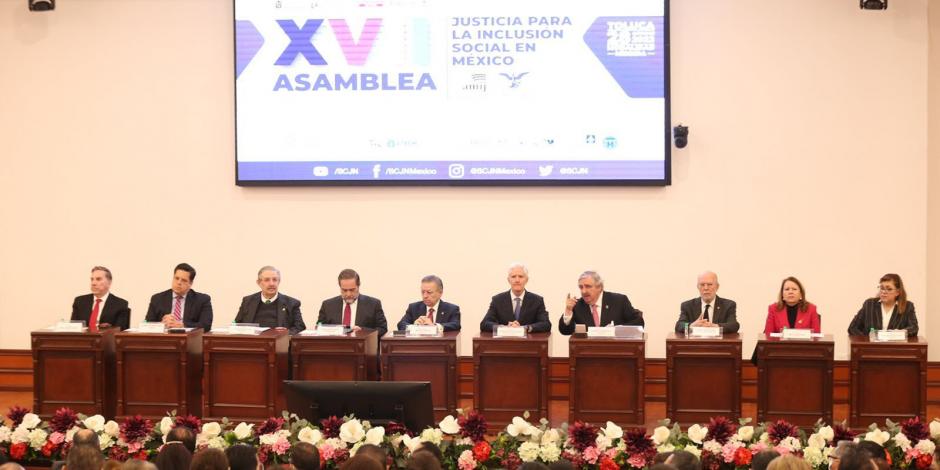 El gobernador Alfredo Del Mazo (5o de der. a izq.) y el ministro presidente, Arturo Zaldívar (6o), junto con ministros de la SCJN, ayer.