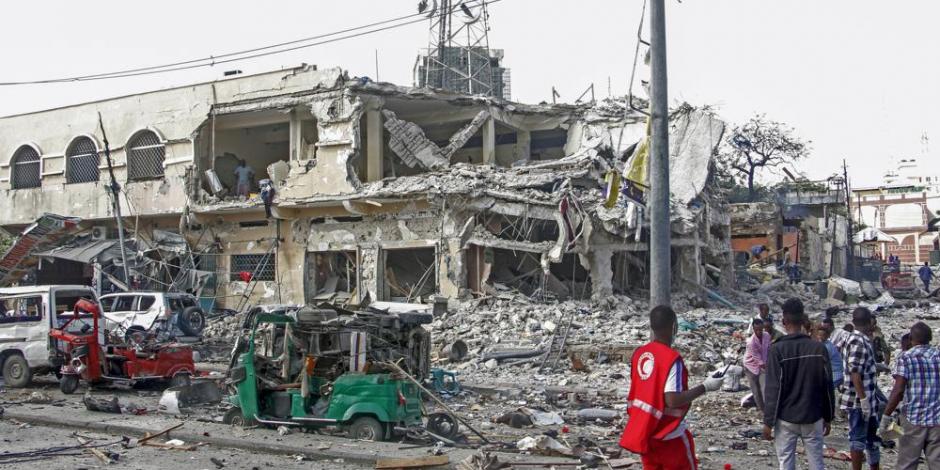 Dos coches bomba explotaron en un cruce concurrido en la capital de Somalia cerca de oficinas clave del gobierno.