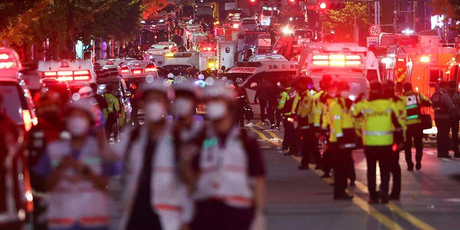 Los equipos de rescate trabajan en el lugar donde decenas de personas resultaron heridas en una estampida durante un festival de Halloween en Seúl, Corea del Sur, el 30 de octubre de 2022