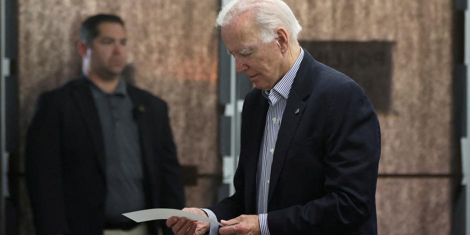 En la imagen, el presidente de EU, Joe Biden, se prepara para emitir su voto durante la jornada anticipada para las elecciones intermedias de 2022