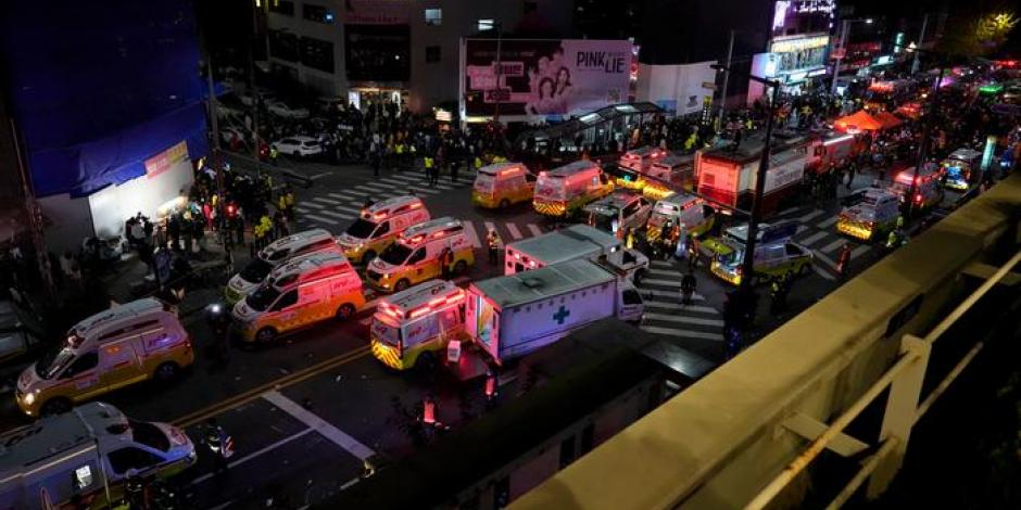Decenas de ambulancias y equipos de rescate acudieron a ayudar a las víctimas de la avalancha humana sucedida en las estrechas calles del bario nocturno de Itaewon, en Seúl, donde había 100 mil visitantes