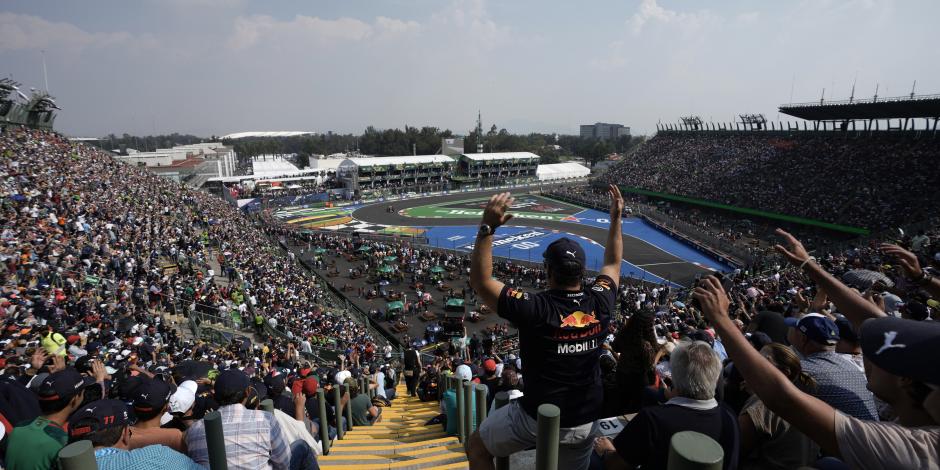 Aficionados en el Autódromo Hermanos Rodríguez, durante la clasificación del Gran Premio de México de F1.