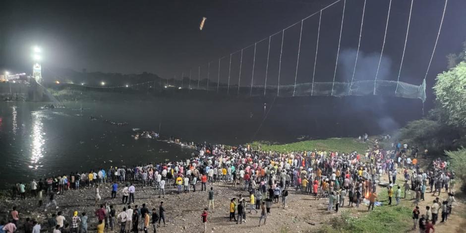 Puente colgante restaurado colapsa en el oeste de India