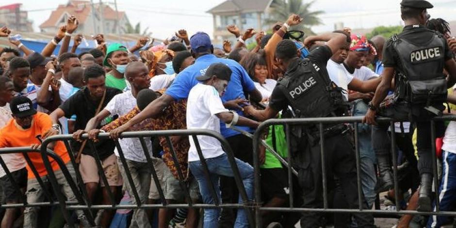 Policía de Kinsasa intenta contener a la gente que se hacinó en el Estadio de los Mártires.