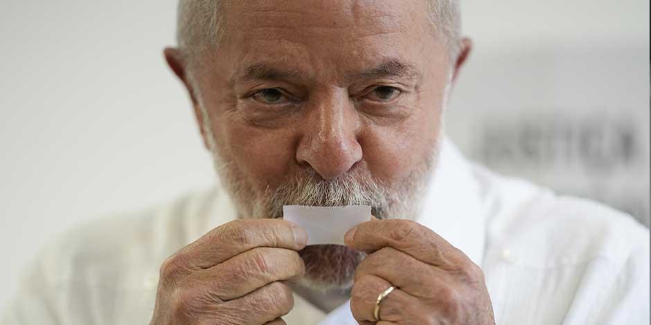 El expresidente brasileño Luiz Inácio Lula da Silva, quien se postula nuevamente para presidente, besa su boleto después de votar en una segunda vuelta de las elecciones presidenciales en Sao Pablo, Brasil, el domingo 30 de octubre de 2022