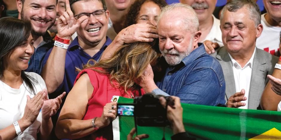 Luiz Inácio Lula da Silva abraza a su esposa, Rosangela, tras el triunfo electoral, ayer.
