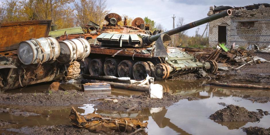 Tanques rusos inhabilitados por los ucranianos reflejan el abandono en Járkov.
