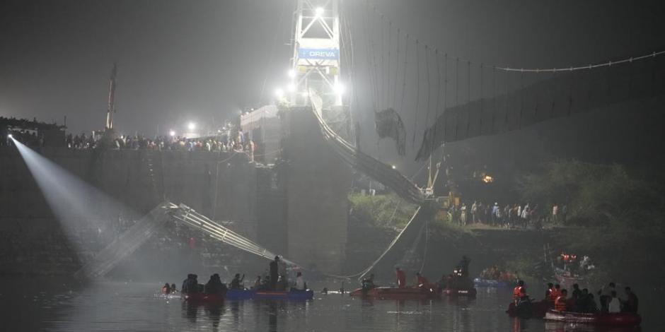 El puente de 232 metros de largo había estado cerrado por reparaciones durante casi seis meses y había reabierto solo cuatro días antes para el Año Nuevo de Gujarati.