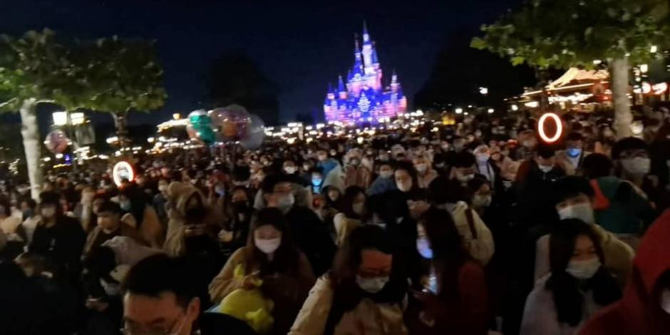 Miles de visitantes quedaron atrapados en el parque de diversiones de Disney en Shanghái, China, luego de que cerró de de forma abrupta debido al cambio de medidas de COVID-19