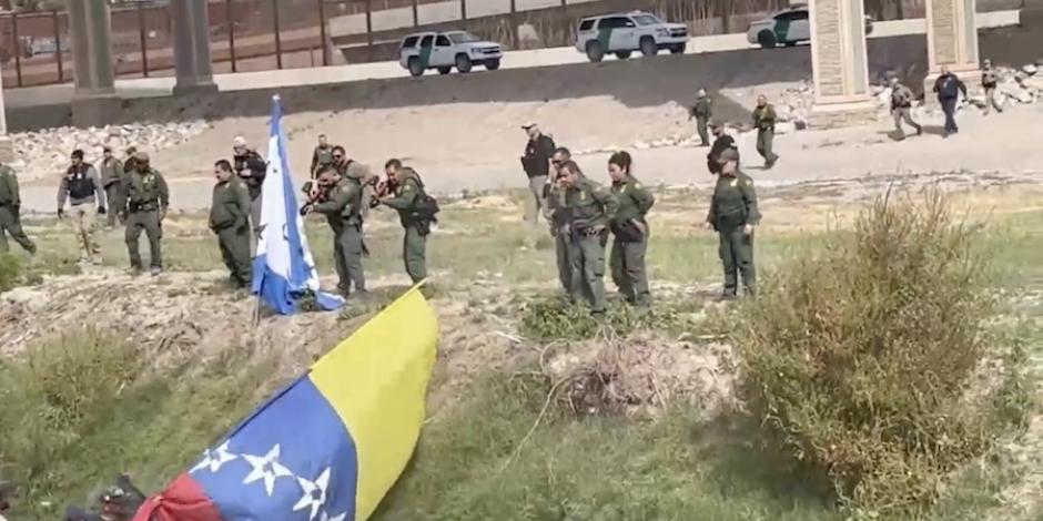 Oficiales de EU apuntan con armas contra un grupo de venezolanos.