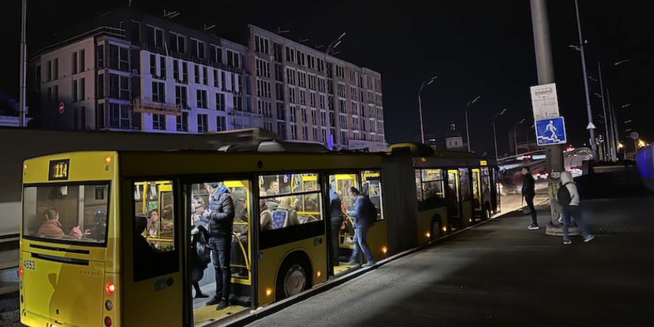El transporte público es lo poco que alumbra algunas de las calles en Ucrania durante la noche de apagones.
