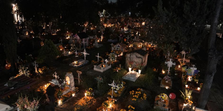 En Mixquic, Tláhuac, y San Gregorio, Xochimilco, miles de personas pernoctan junto a las tumbas de sus seres queridos