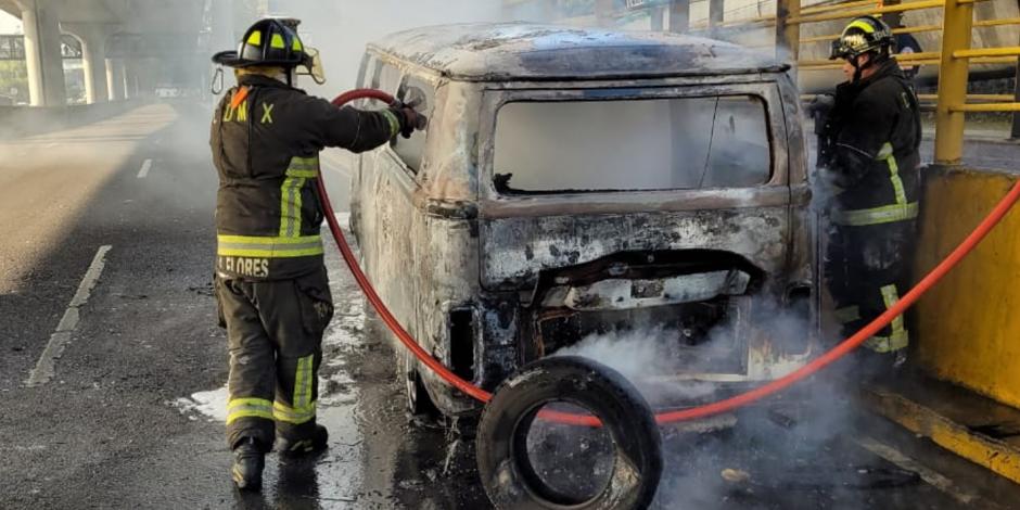 Una camioneta quedó completamente calcinada tras incendiarse sobre Periférico.